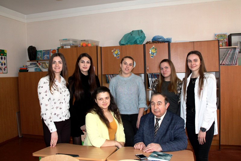 Керівник педагогічної практики зі спеціальності Початкова освіта З.М.Онишків консультує студентів-практикантів Тернопільської школи-ліцею №9